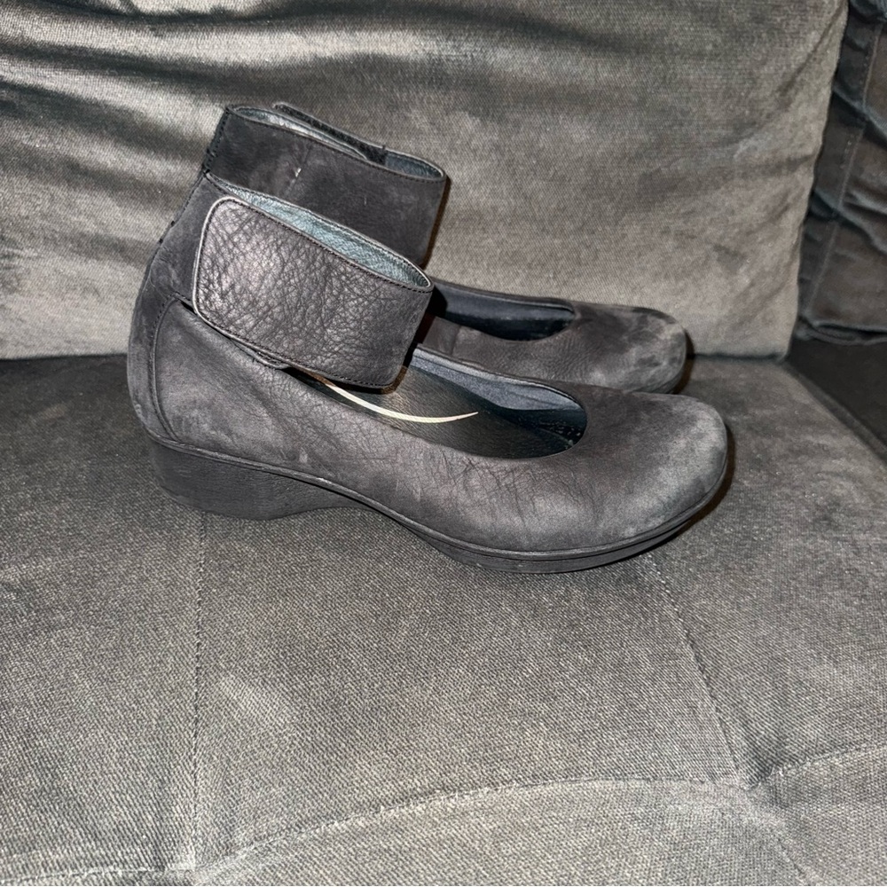 Dansko Lulu Mary Jane ankle strap wedge shoes in black nubuck
 Sz.37 (7)